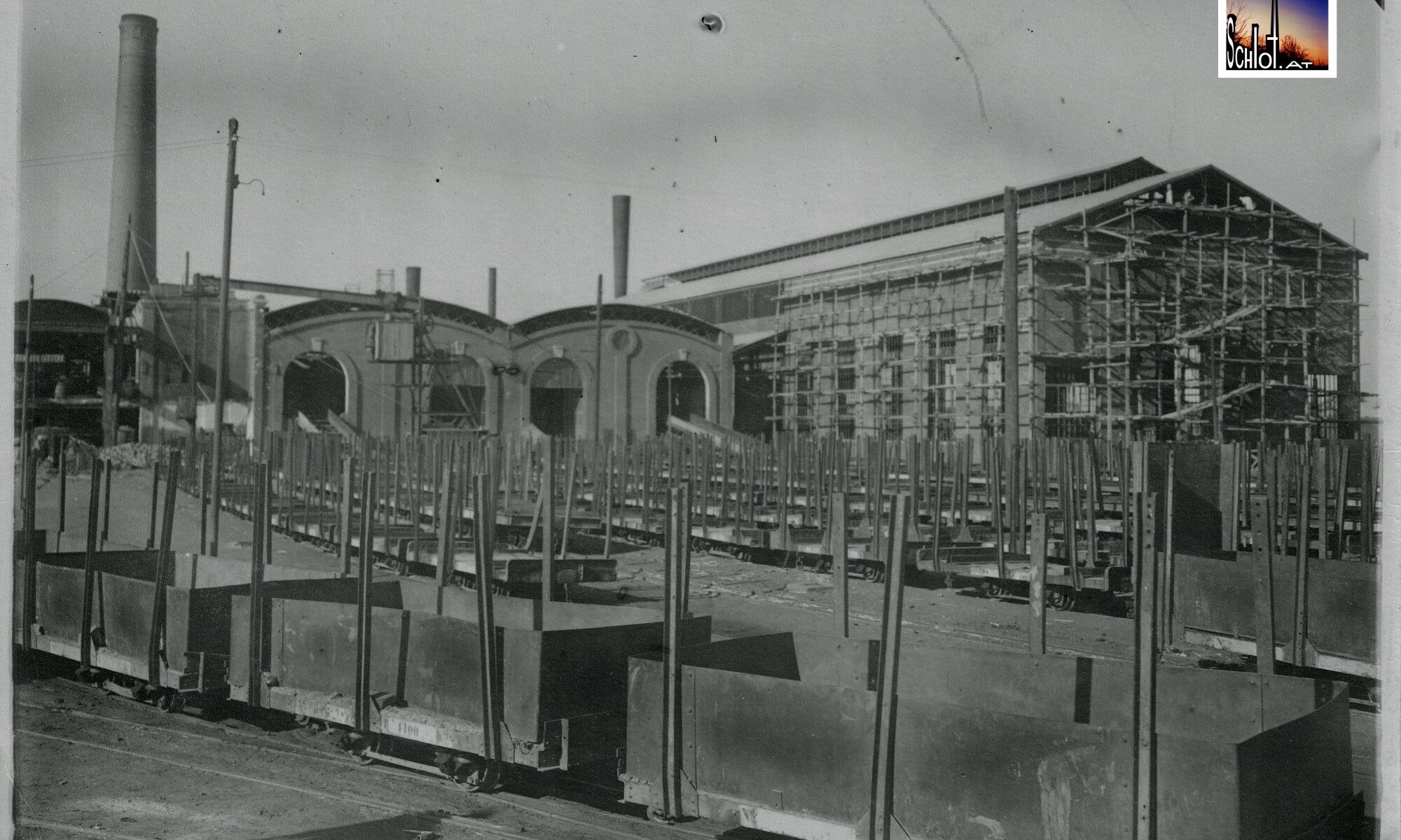 Zuckerfabrik Kom Ombo, Schwarz/Weiß-Aufnahme aus dem Jahr 1928 zeigt eine Übersicht der Fabrik mit Werksgleisen und Güterwagons, ein eingerüsteter Bauteil deutet auf eine Erweiterung oder Modernisierung hin, Archiv schlot.at