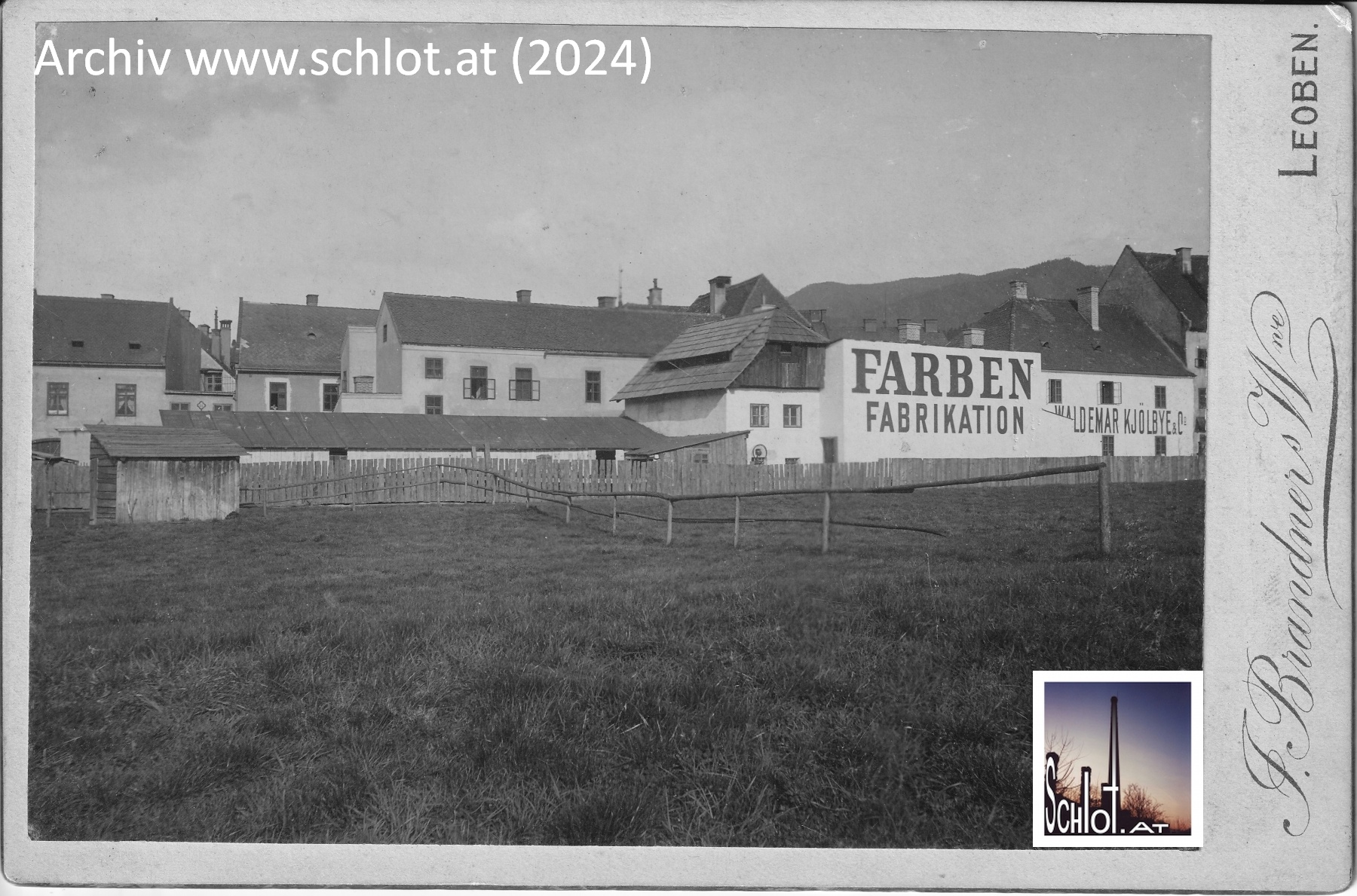 Farbenfabrik Waldemar Kjölbye, Leoben, historische Aufnahme, Anfang 20. Jahrhundert, große Aufschrift an Häuserfassade: „FARBEN FABRIKATION“, Archiv www.schlot.at