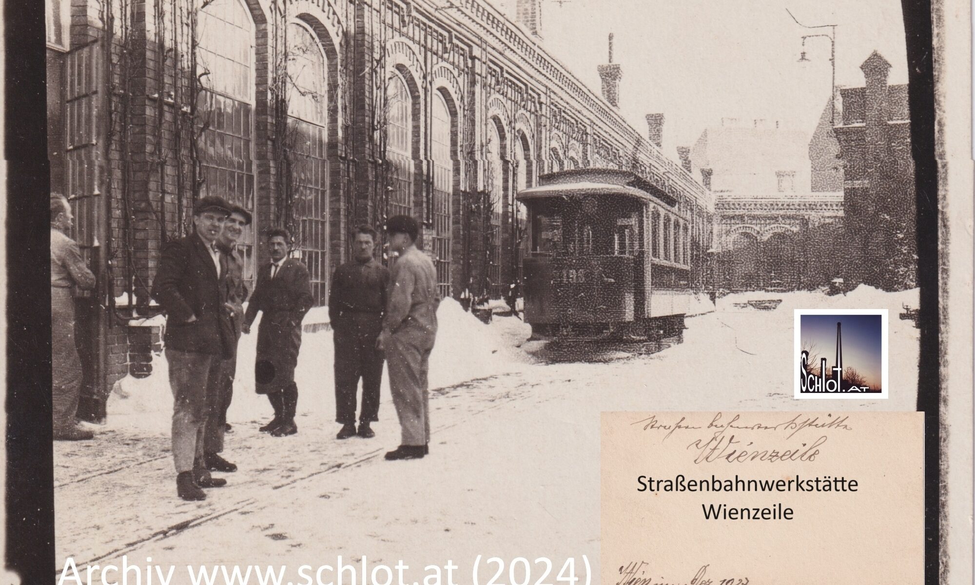 Das Sepia-Foto vom Dezember 1927 zeigt nach derzeitiger topografischer Einschätzung den schmalen west-ost-gerichteten Innenhof mit scheebedecktem Gleis, Blickrichtung Osten gegen die Anschützgasse, 6 Männer im Vordergrund, Straßenbahnwagon im hinteren Bildteil, Beschriftung "Straßenbahnwerkstätte Wienzeile, Archiv schlot.at